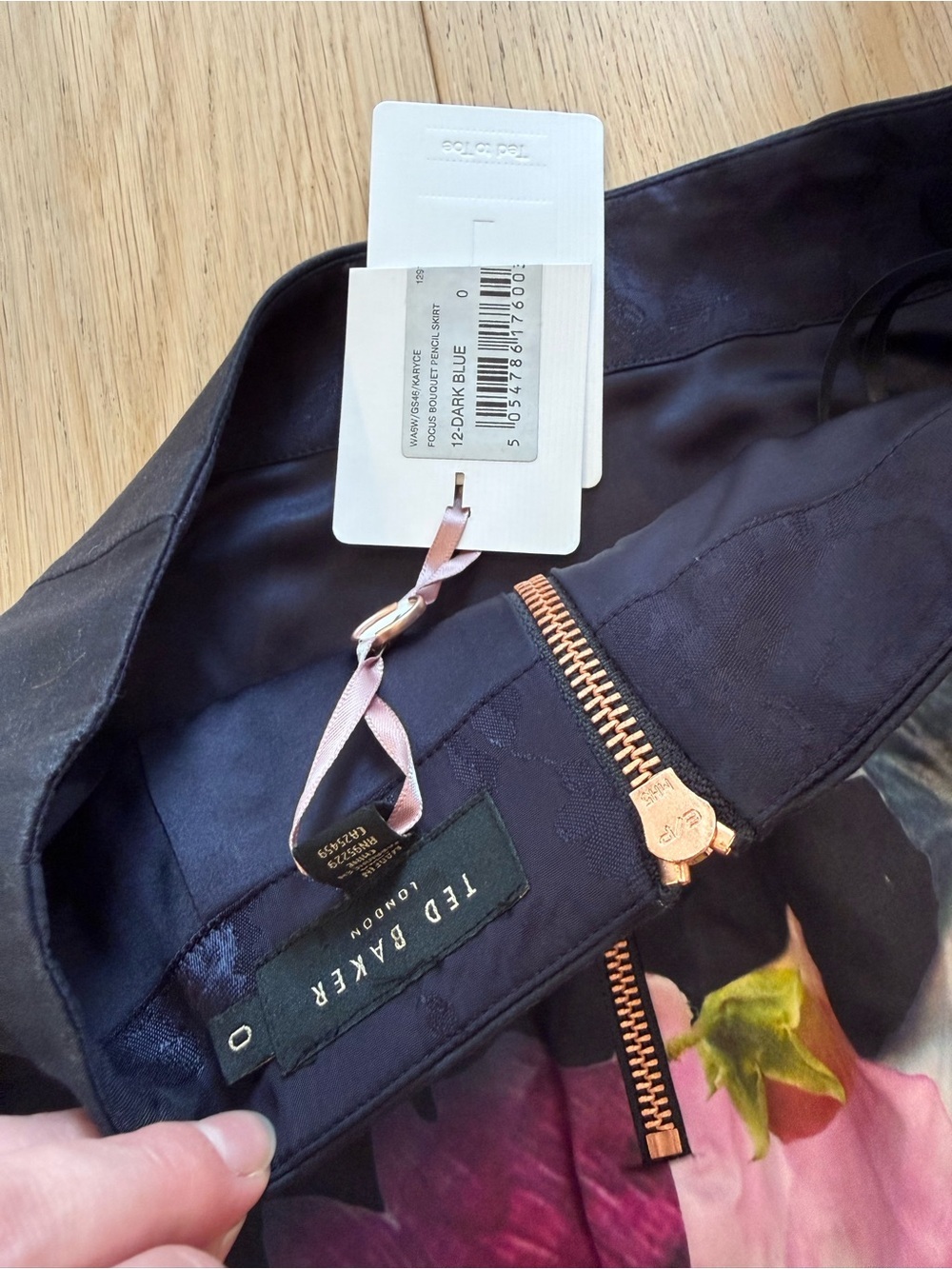 Ted Baker London Floral Pencil Skirt Size 0 NWT Dark Blue Bouquet Print Designer - Picture 4 of 5